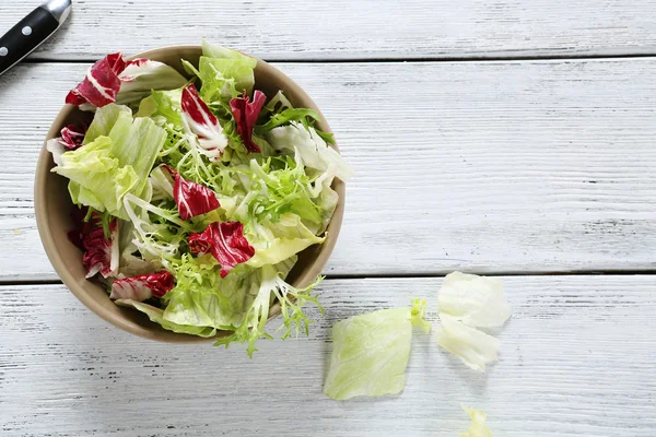 Ensalada fresca y crujiente en un tazón — Foto de Stock