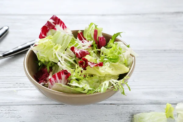 Salada leve em uma tigela — Fotografia de Stock