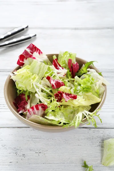 Mistura de salada fresca em uma tigela — Fotografia de Stock
