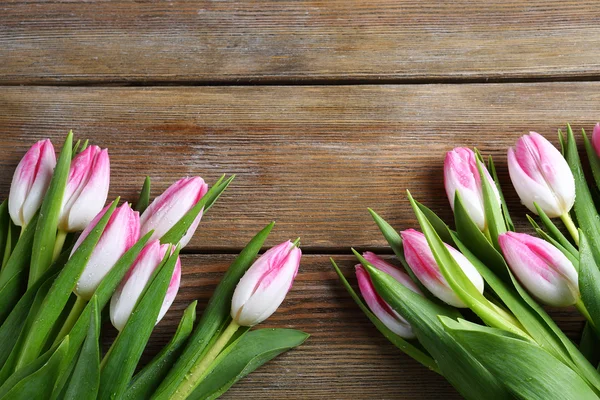 Kytice růžových tulipánů na desky — Stock fotografie