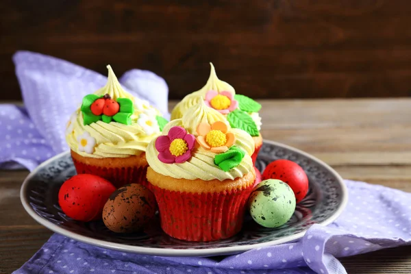 Cupcakes mit Eiern auf einem Teller — Stockfoto