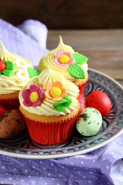 Bir tabakta Yumurta ile üç cupcakes — Stok fotoğraf