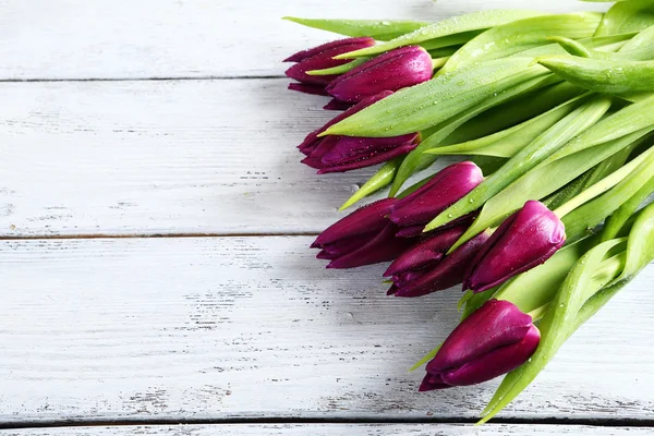 Bouquet di tulipani viola sulle tavole — Foto Stock