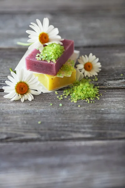 Fruchtseife mit Salz auf den Brettern — Stockfoto