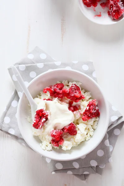 Sweet cottage cheese with sour cream and raspberries — Stock Photo, Image