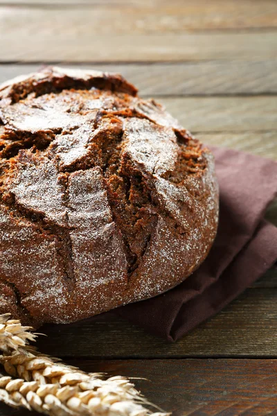Черный хлеб с колосьями пшеницы — стоковое фото