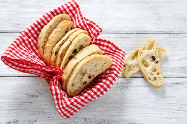Bir peçete ciabatta dilimleri
