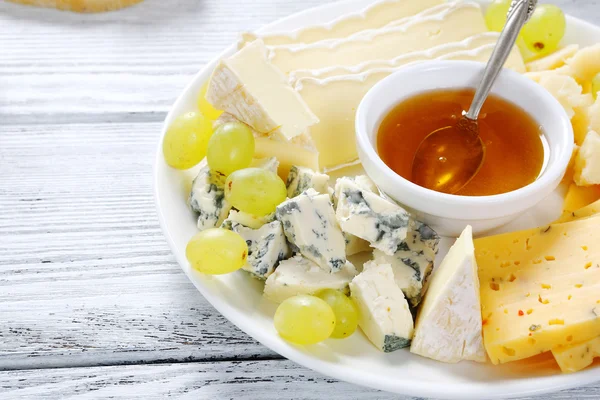 Delicioso queso con miel dulce —  Fotos de Stock