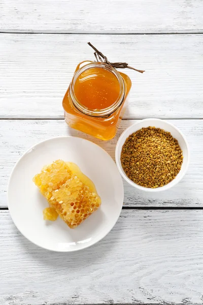 Mel e favo de mel na mesa — Fotografia de Stock