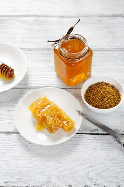 Miel frais et sucré sur les planches — Photo