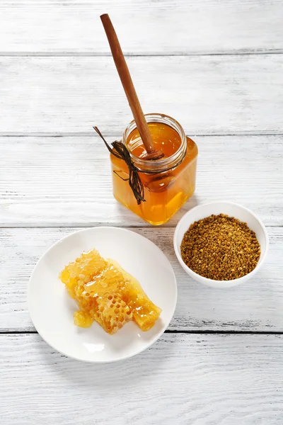 Three types of honey on the table — Stock Photo, Image