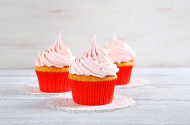 pembe krema ile cupcakes
