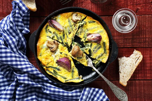 Mantar ve soğan bir tavada omlet — Stok fotoğraf