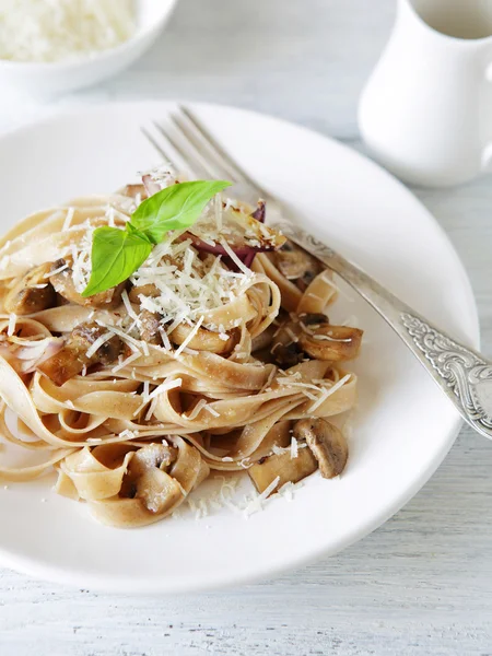 Pasta på en vit platta — Stockfoto