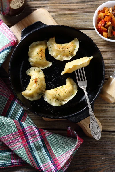 Fem dumplings i en stekpanna — Stockfoto