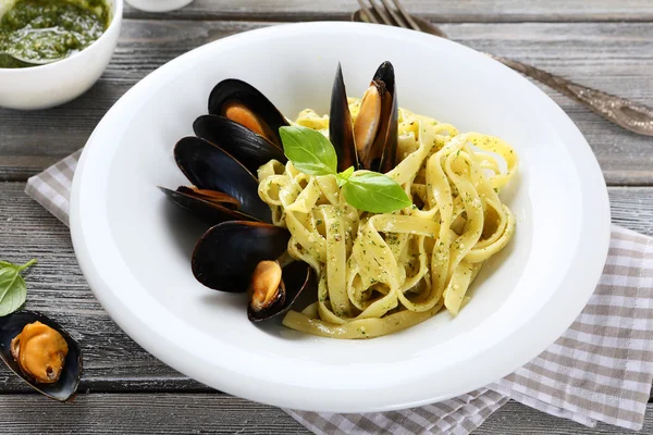 Pasta with fresh seafood — Stock Photo, Image