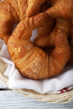 sepet içinde taze kruvasanlar