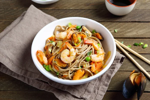 Fideos con mariscos en un tazón —  Fotos de Stock