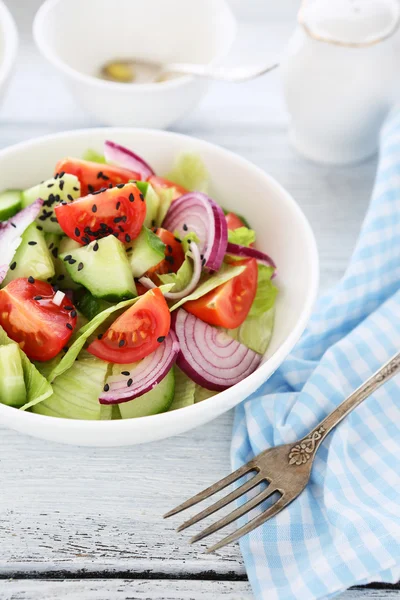 Salada com pepinos em uma chapa — Fotografia de Stock