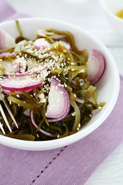 Salad with seaweed and sesame — Stock Photo, Image