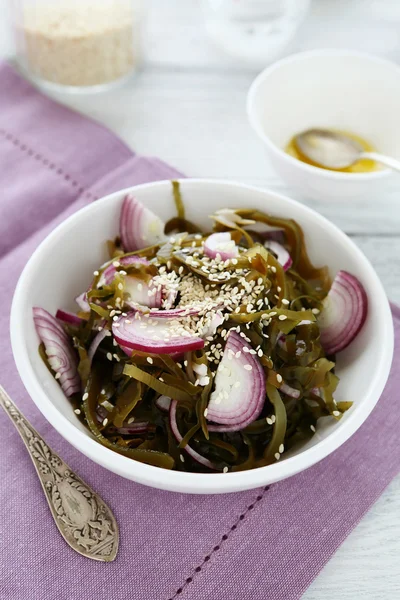 Heerlijke salade met laminaria en sesam zaden — Stockfoto