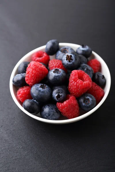 Вкусная ягода в тарелке — стоковое фото