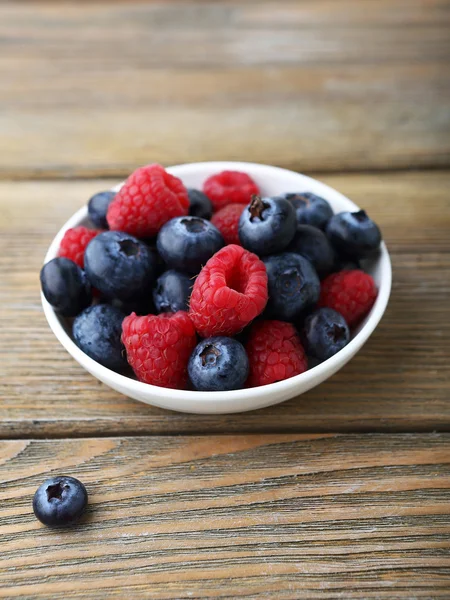 Beeren in einer Schüssel — Stockfoto