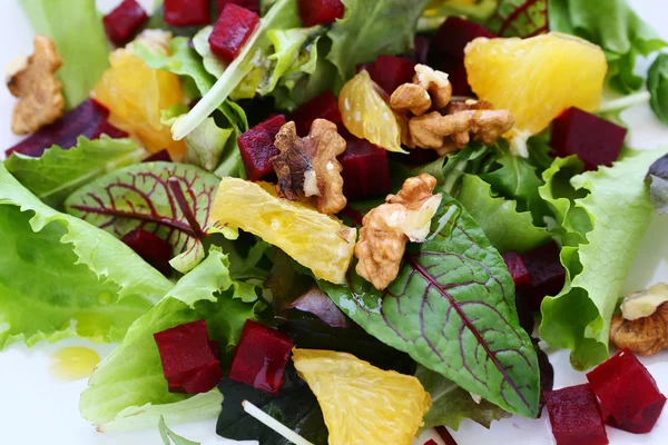 Lehký salát se zeleninou, ovocem a ořechy — Stock fotografie