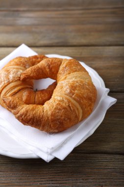 bir tabakta iki lezzetli kruvasan