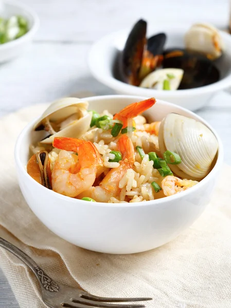 Nasi dengan makanan laut dalam mangkuk — Stok Foto