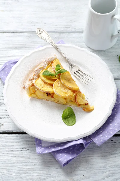 Apel tarte dengan gula di piring putih — Stok Foto