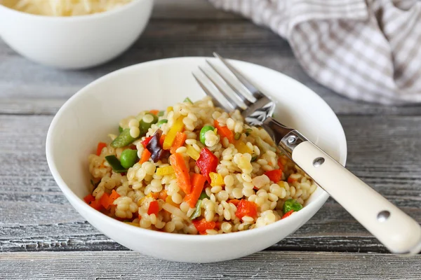 Quinoa with slices of vegetables in bowl — Stock Photo, Image