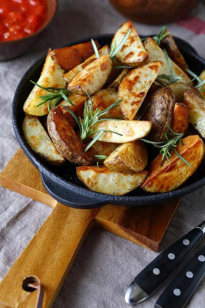 Bakad potatis i en kastrull — Stockfoto