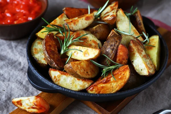 Výživné brambory na pánvi — Stock fotografie