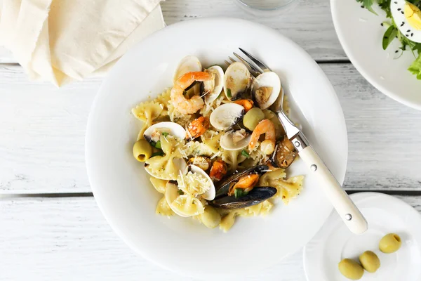 Farfalle with seafood — Stock Photo, Image