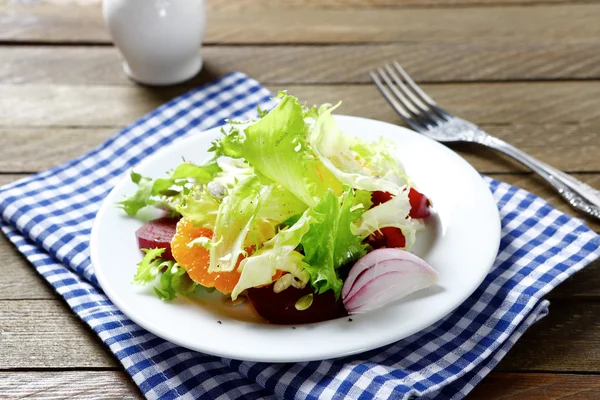 Mezcla de ensalada de verduras en un plato — Foto de Stock