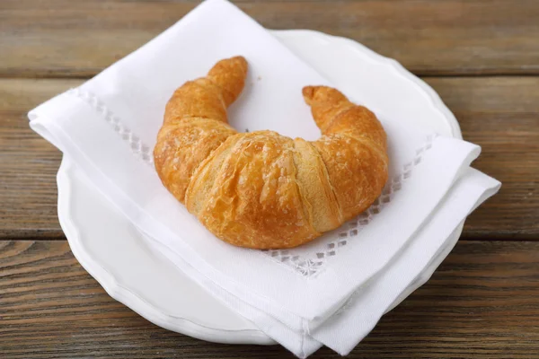 Croissant en un plato blanco — Foto de Stock