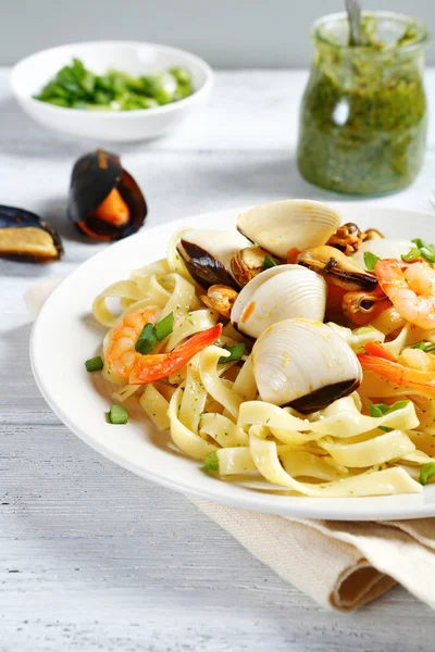 Pasta con mariscos en un plato —  Fotos de Stock