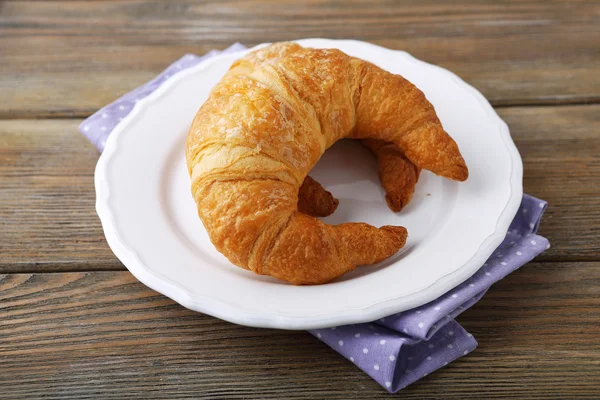 Läckra croissanter på en tallrik — Stockfoto