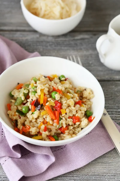 Cous cous com legumes nutritivos — Fotografia de Stock