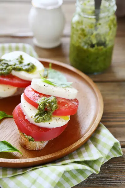 Bruschetta com queijo e pesto — Fotografia de Stock