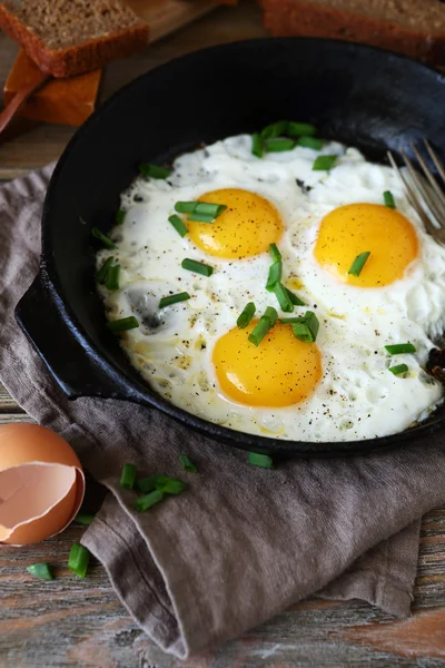 Huevos fritos en una sartén — Foto de Stock