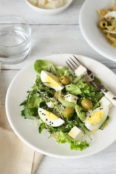 Ensalada con verduras y huevos —  Fotos de Stock