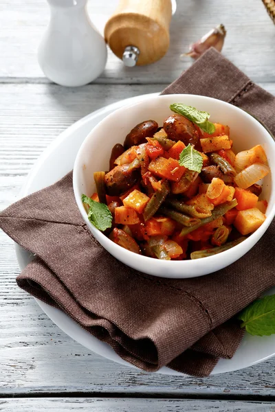 Verduras guisadas en un tazón blanco — Foto de Stock