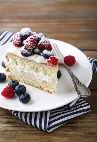 Gâteau aux baies fraîches — Photo