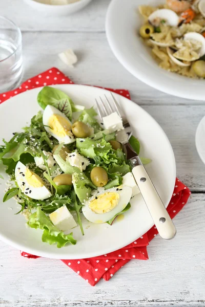 Leichter Salat mit Eiern — Stockfoto