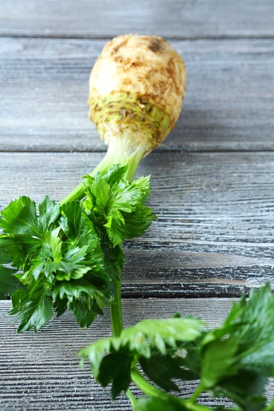 Celer s zelenými listy na pozadí desek — Stock fotografie