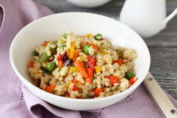 Quinoa med läckra grönsaker — Stockfoto