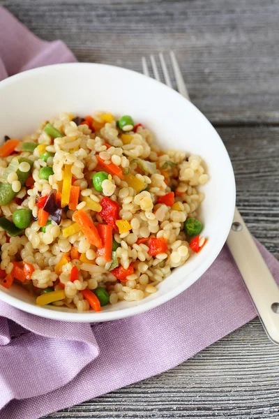 Cous Cous mit frischem Gemüse — Stockfoto