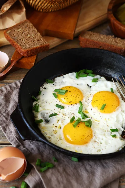 Œufs brouillés dans une casserole avec des légumes verts — Photo